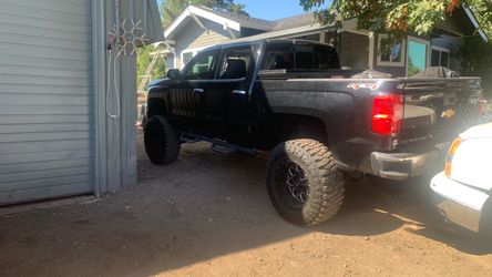 Chevrolet Silverado 4x4 Lifted Crew Cab Truck