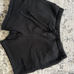 black essential shorts