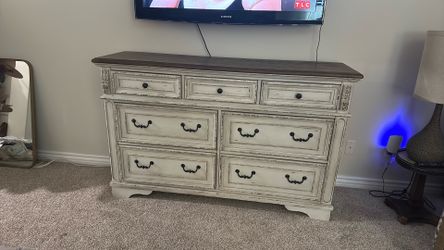 Ashley Furniture Distressed White Dresser – 7 Drawers, Felt-Lined