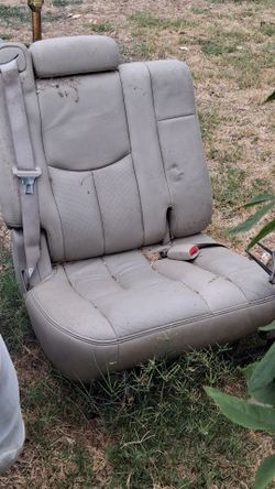 2006 Cadillac escalade 3rd folding seat