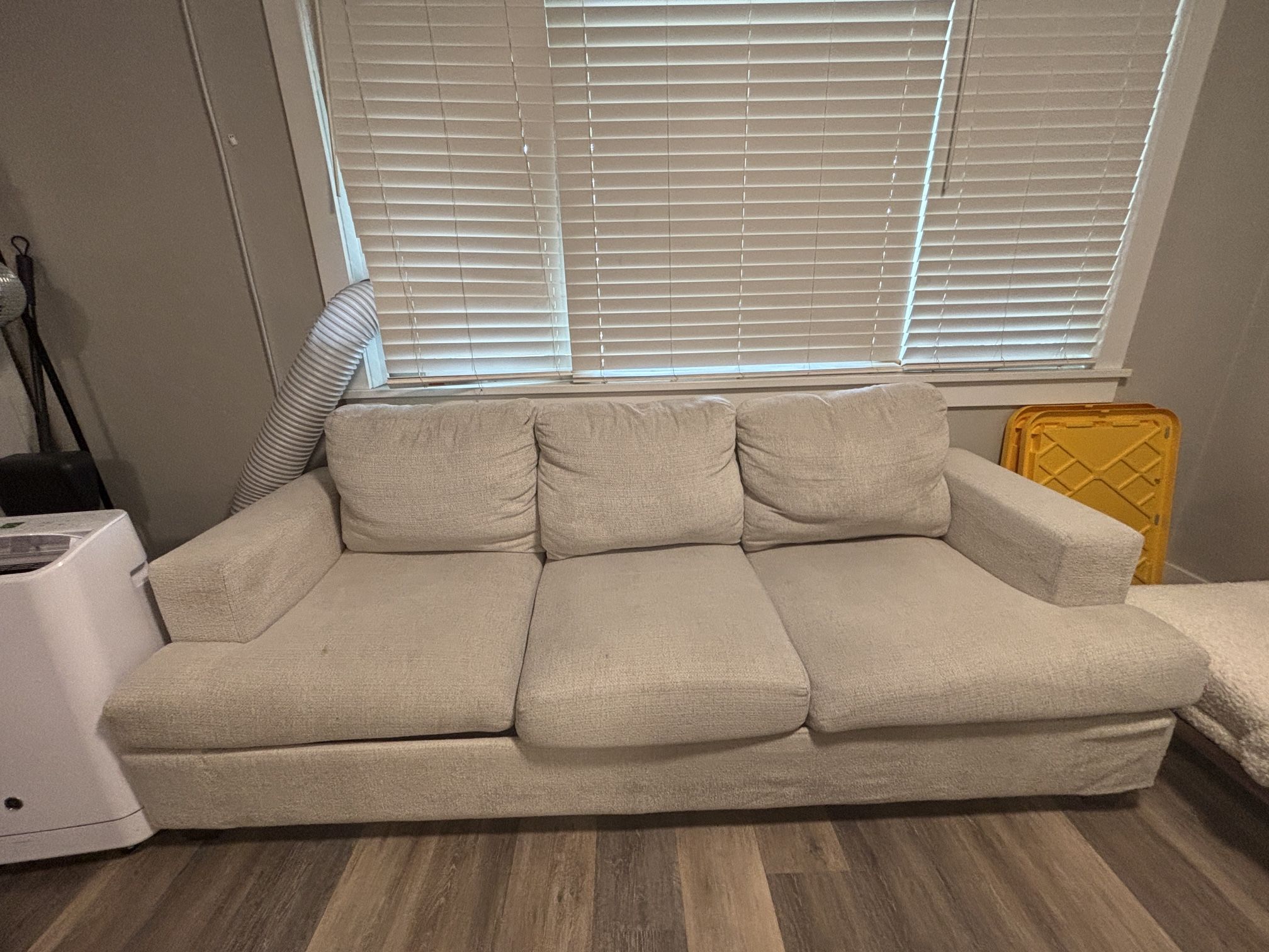 Loveseat Couch / beige 
