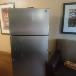 GE® ENERGY STAR® 17.5 Cu. Ft.  (Black)Top-Freezer Refrigerator


