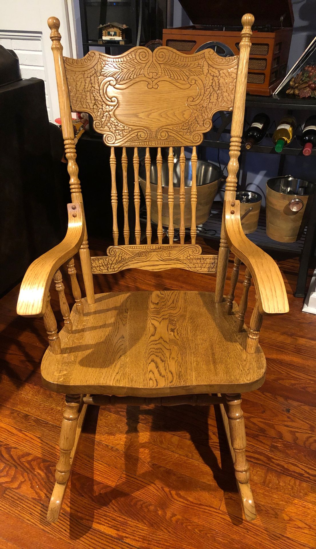 BEAUTIFUL SOLID OAK ROCKING CHAIR.