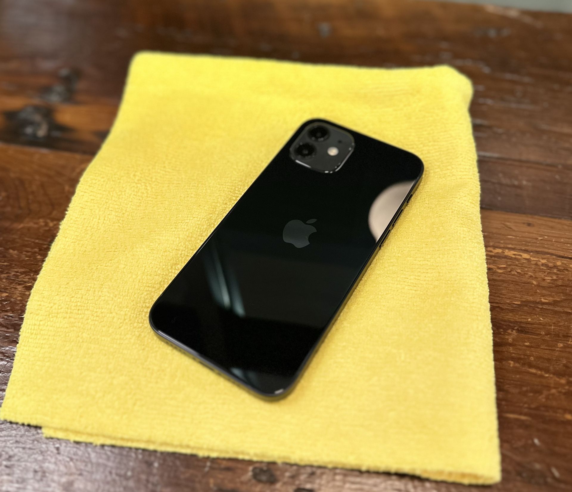 iPhone 12 64gb (UNLOCKED) - 100% Battery Capacity