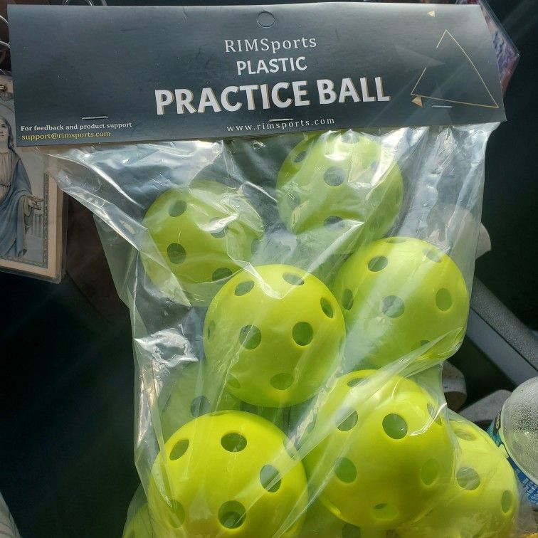 Plastic Practice Ball pack of 12 Ball $15 Recojer En Santa Ana California