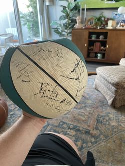 Detroit Pistons 97-98 Team Signed Basket Ball!