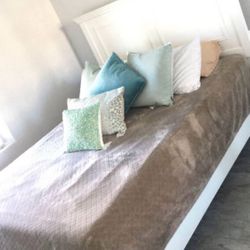Queen Bed Frame   Comes With Everything In Pics