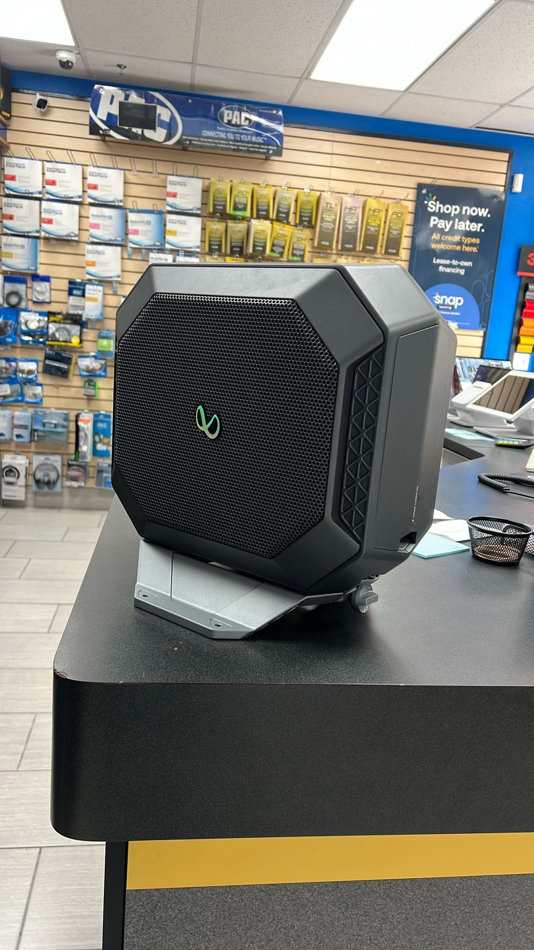 HARMAN 10" POWERED SUBWOOFER