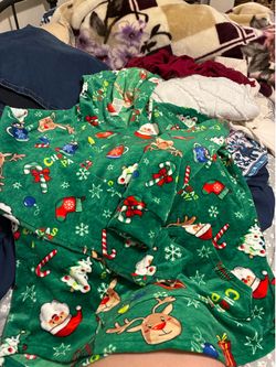 Women’s no boundaries size large Christmas pullover hoodie