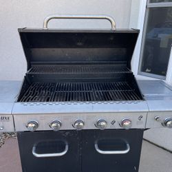 Deluxe 6-Burner Natural Gas Grill in Black with Ceramic Searing Side Burner and Gourmet Plus Cooking