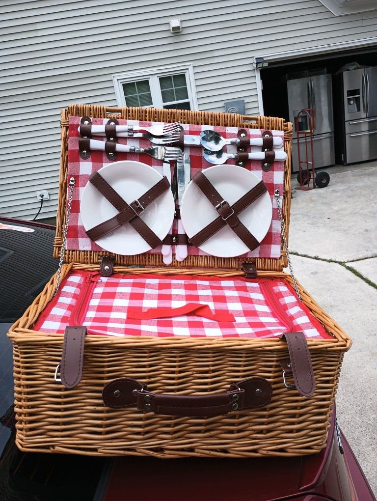 BEAUTIFUL WICKER STYLE PICNIC BASKET SETUP