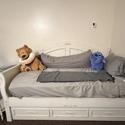 Bedroom Furniture Set 