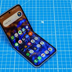 Brand New With Box & 5 Cases Different Colors. Is 256GB Paid off $1000! Now is unlocked to any carrier Galaxy Flip 6 No cracks no anything $600 i want