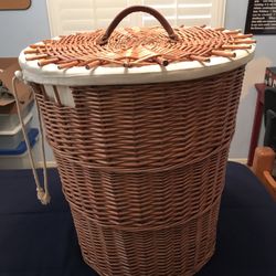 Wicker laundry hamper with removable liner