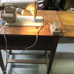 OLD SINGER Sewing machine still works great 