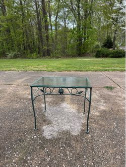 Vintage 💜Woodward patio table