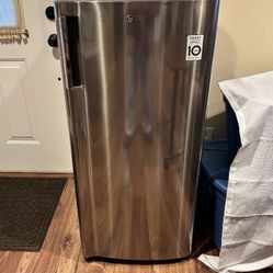 6 cu. ft. Single Door Top Freezer Refrigerator with Inverter Compressor & Pocket Handle in Platinum