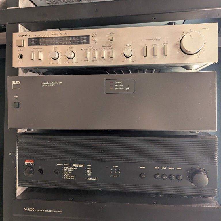 NAD 2200 Amplifier