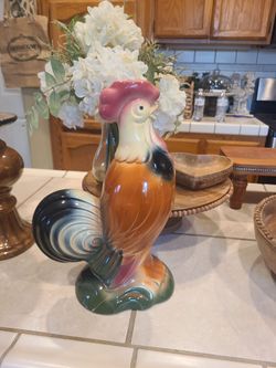 Ceramic rooster. Has a crack on bottom