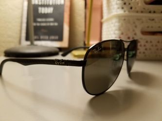 RAY BAN POLARIZED AVIATOR SUNGLASSES