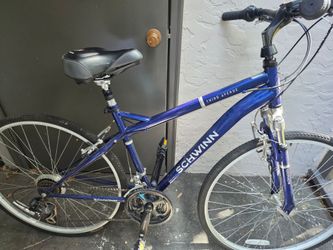 Schwinn Mens Third Ave Hybrid bicycle