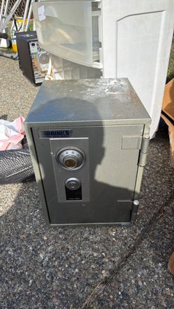 Free safe NO KEY and has been drilled but told its repairable