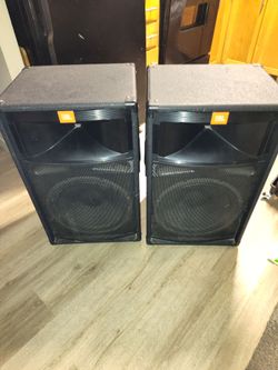 2 like new JBL speakers