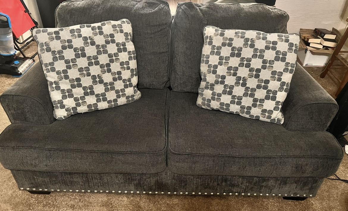  ✨ Gray Sofa & Loveseat Set – Excellent Condition! ✨