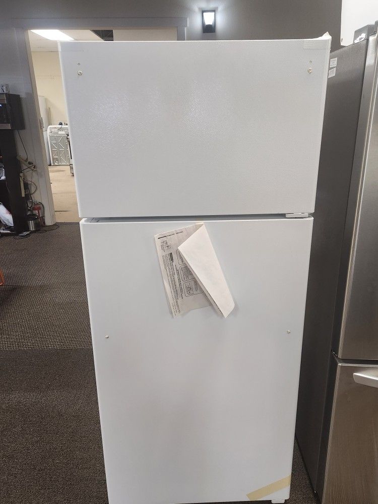17.5 cu. ft. Top Freezer Refrigerator in White