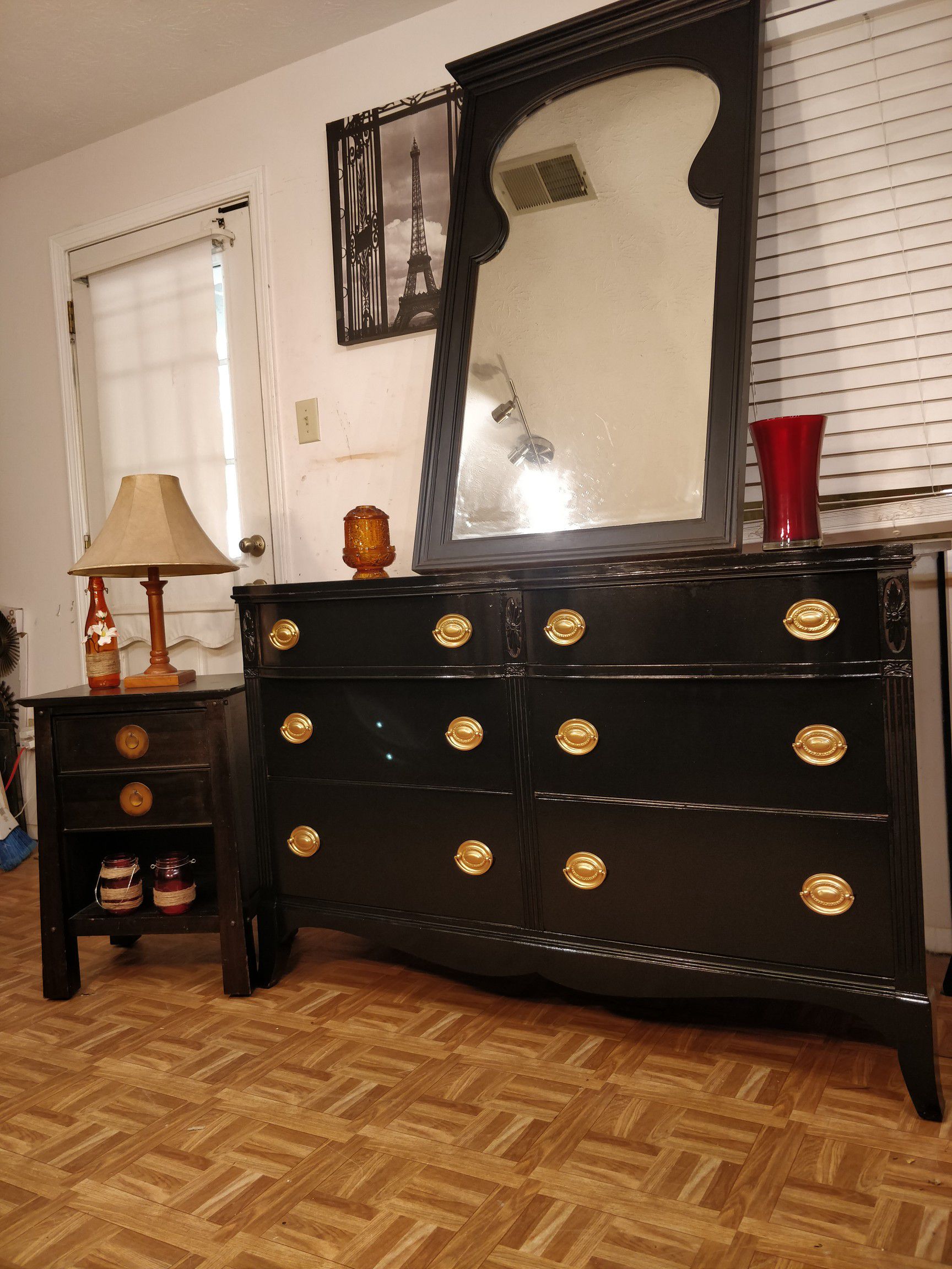 Nice antique black solid wood HUNTLEY FURNITURE dresser with big mirror & night stand in good condition, all drawers working, H34"