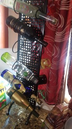 Wine bottle holder