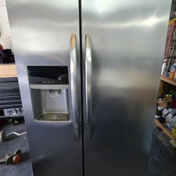 Frigidaire Refrigerator With Ice/water