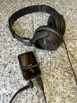 PHILIPS GoGear VIBE 4GB Mini-Player & Sony Headphones