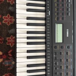 Yamaha PSR-E273 Keyboard