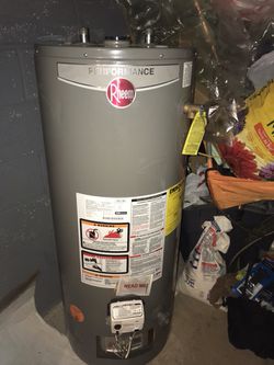 Rheem 2014 40 gallon gas hot water heater tank. Great condition short water heater