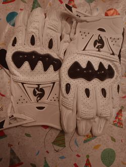 White And Black Motorcycle Gloves With Carbon Fiber Knuckles
