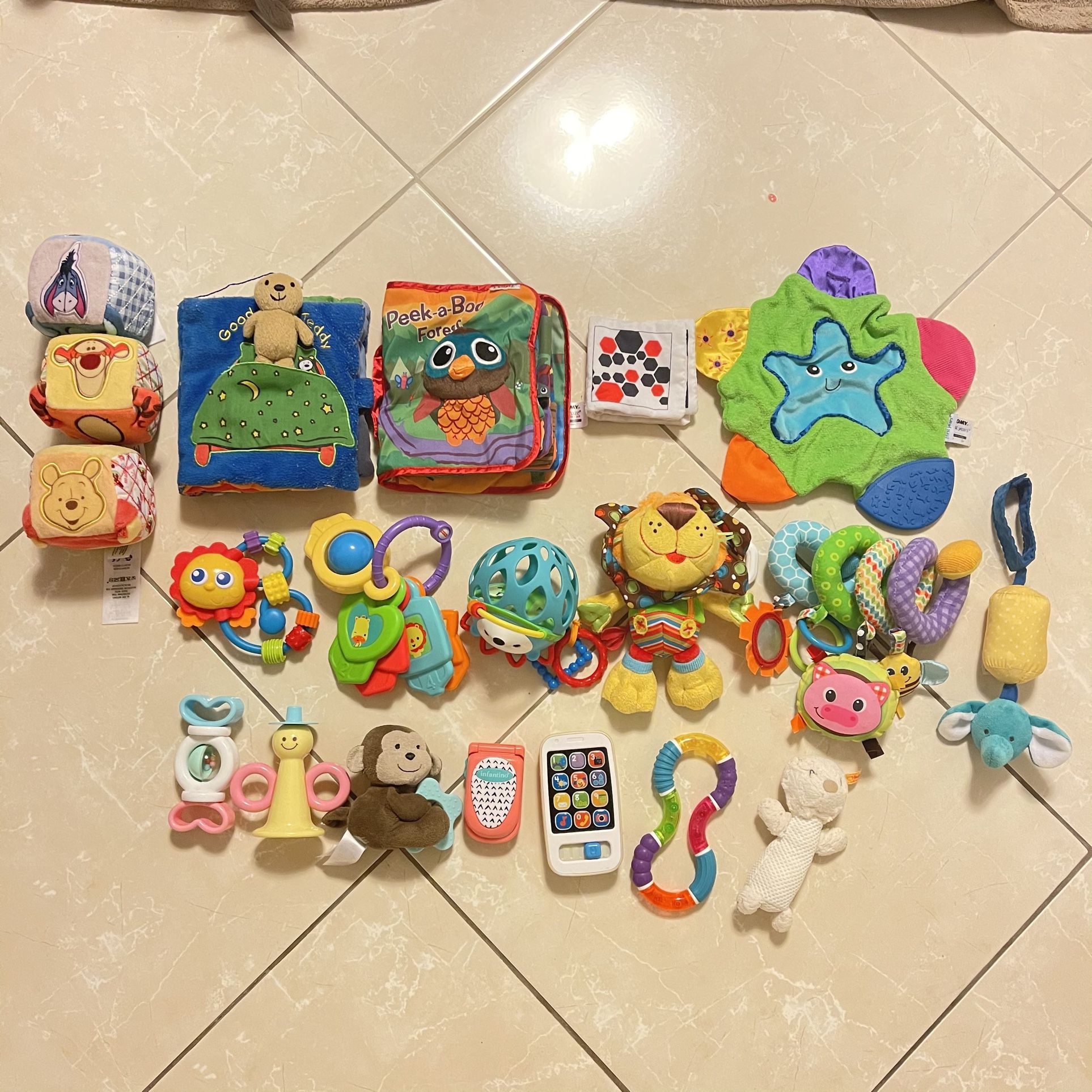 LIKE NEW!!! 20 Pieces Baby Car Toys/ Soft Books etc. for 0-6 Months