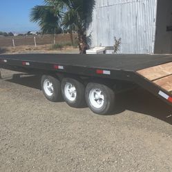 Tri—Axle Trailer With Beaver Tail
