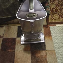 NICE SHARK NAVIGATOR VACUUM 