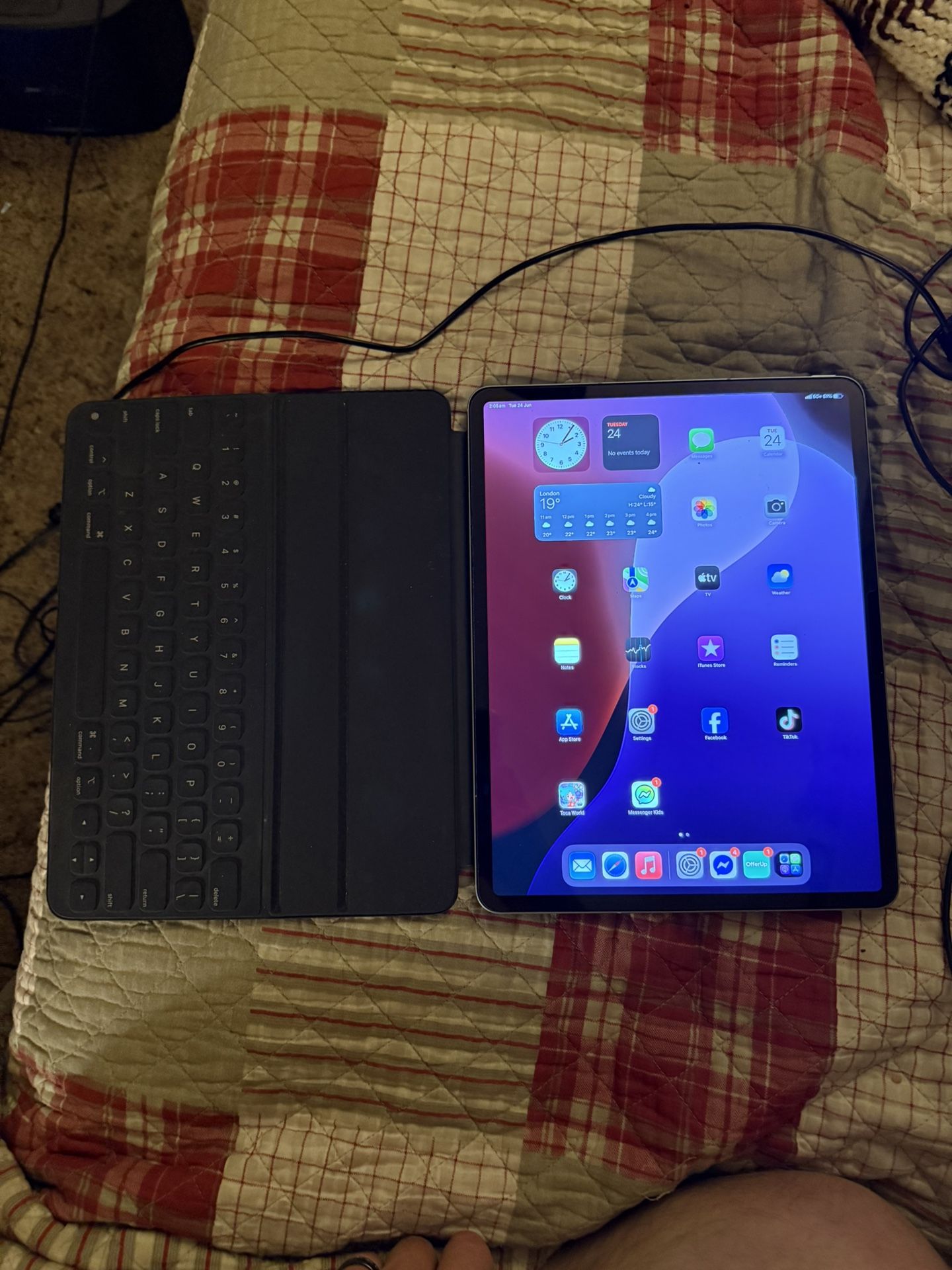 iPad Air 2024 13” 128gb m2 WiFi/cellular with Apple keyboard case