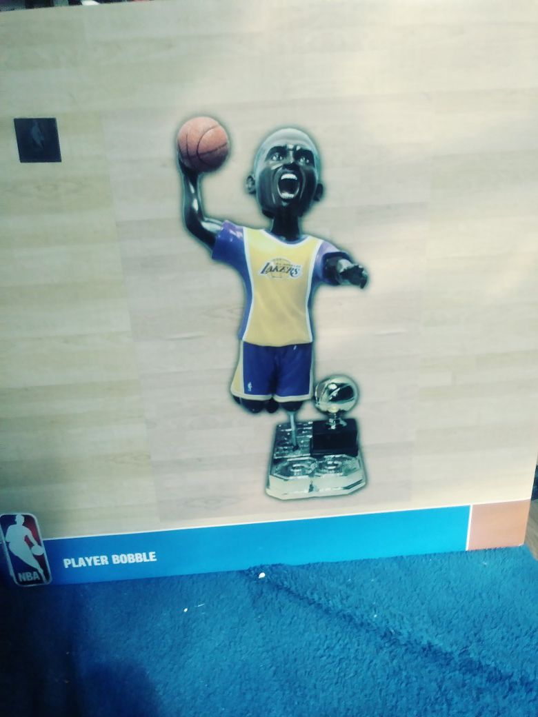 Forever collectibles Kobe Bryant statue