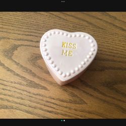 “KISS ME” PINK HEART BOX - ❤️  Valentine’s Day is coming, are you ready? ❤️