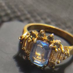 Size 7 Beautiful 18k Gold Ring