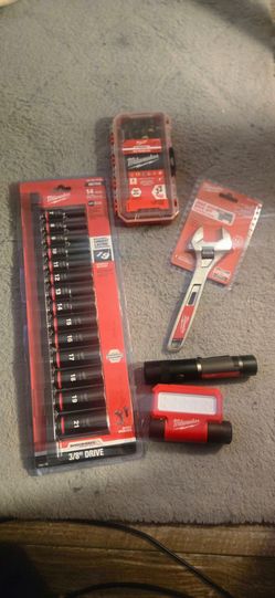 Milwaukee sockets and flashlights