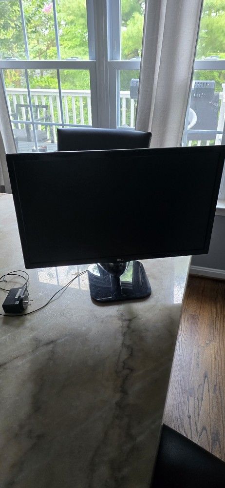 LG 24" Full HD Monitor (Model 24M47VQ-P) – Excellent Condition