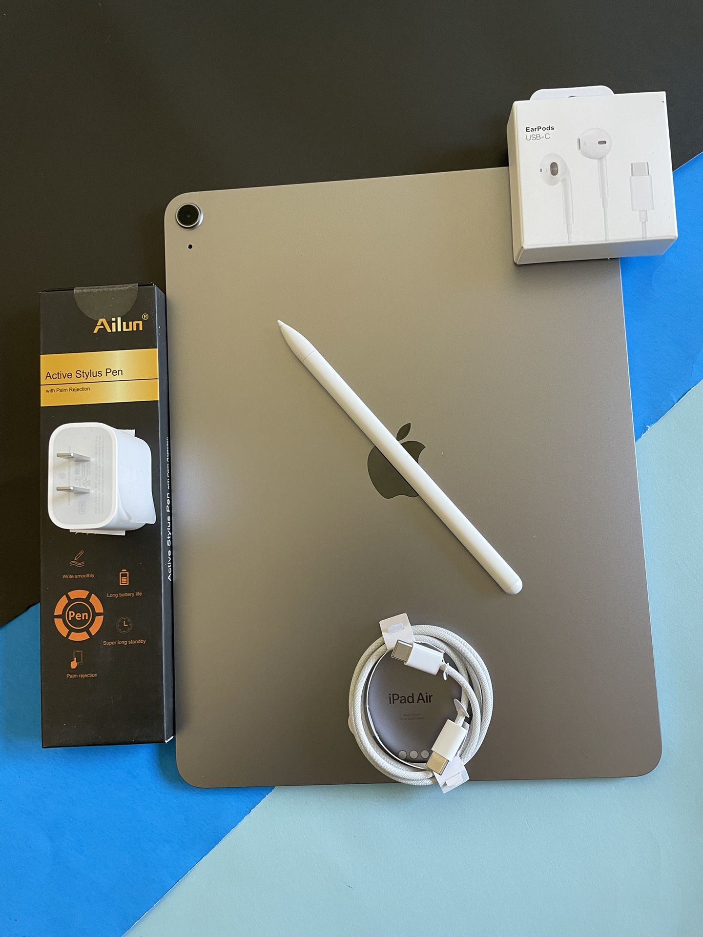 Apple IPad Air 13” (M2 chip / 2024  model) 128GB with Pen, keyboard & Accessories (warranty 10/2025) 