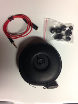 BEATS earbuds case w Accessories