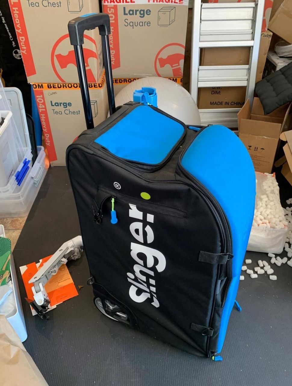 Tennis bagpack slinger launcher