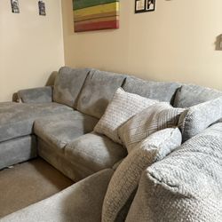Benchcraft Megginson 2-Piece Sectional with Chaise Like New 