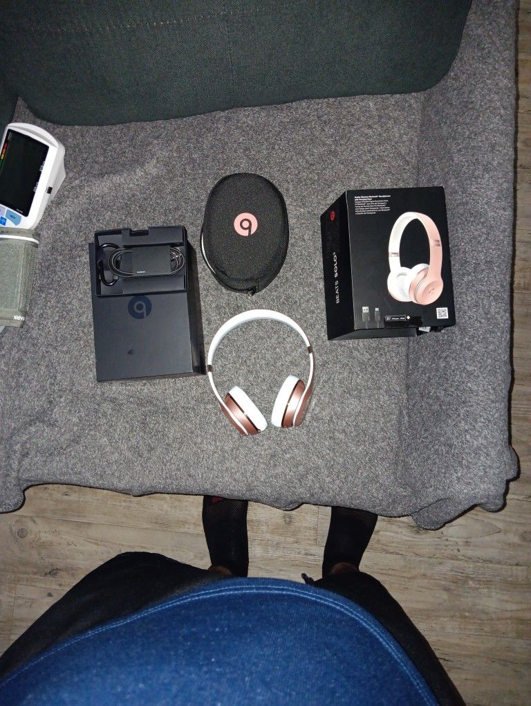 Beats Solo 3rd Gen Rose Gold And White